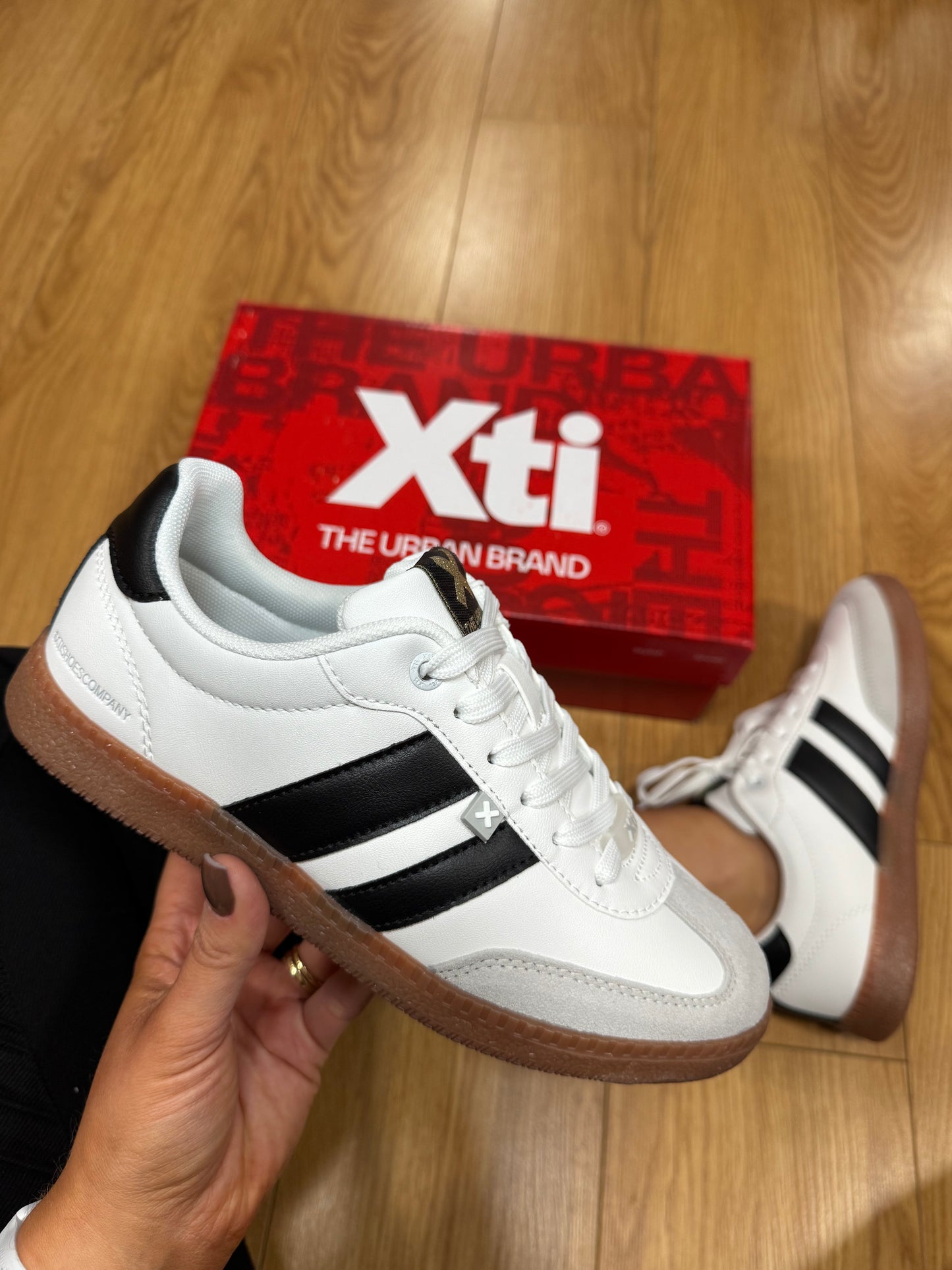 XTI White/Black Stripe Trainer