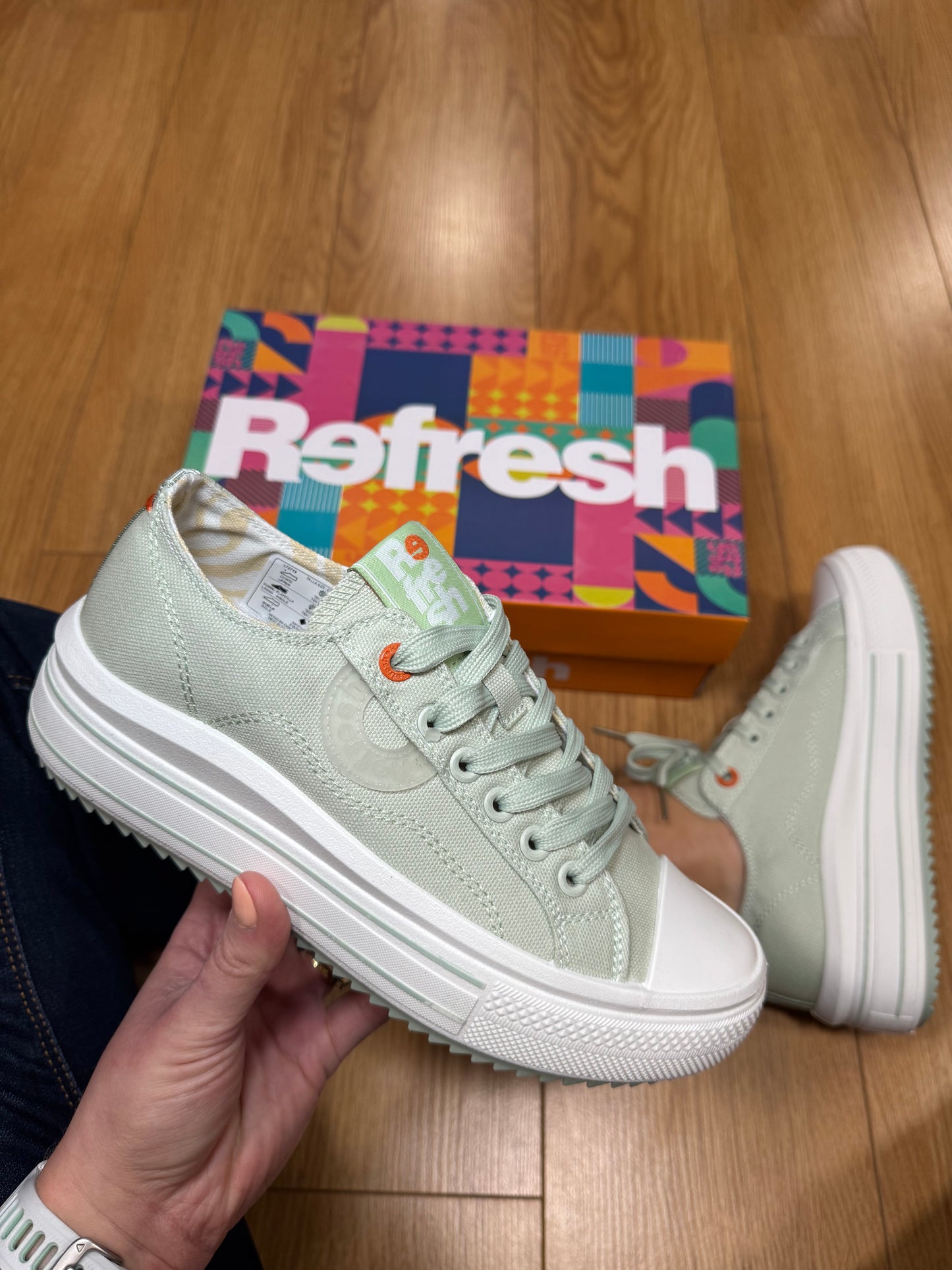 Refresh Aqua Canvas Trainer