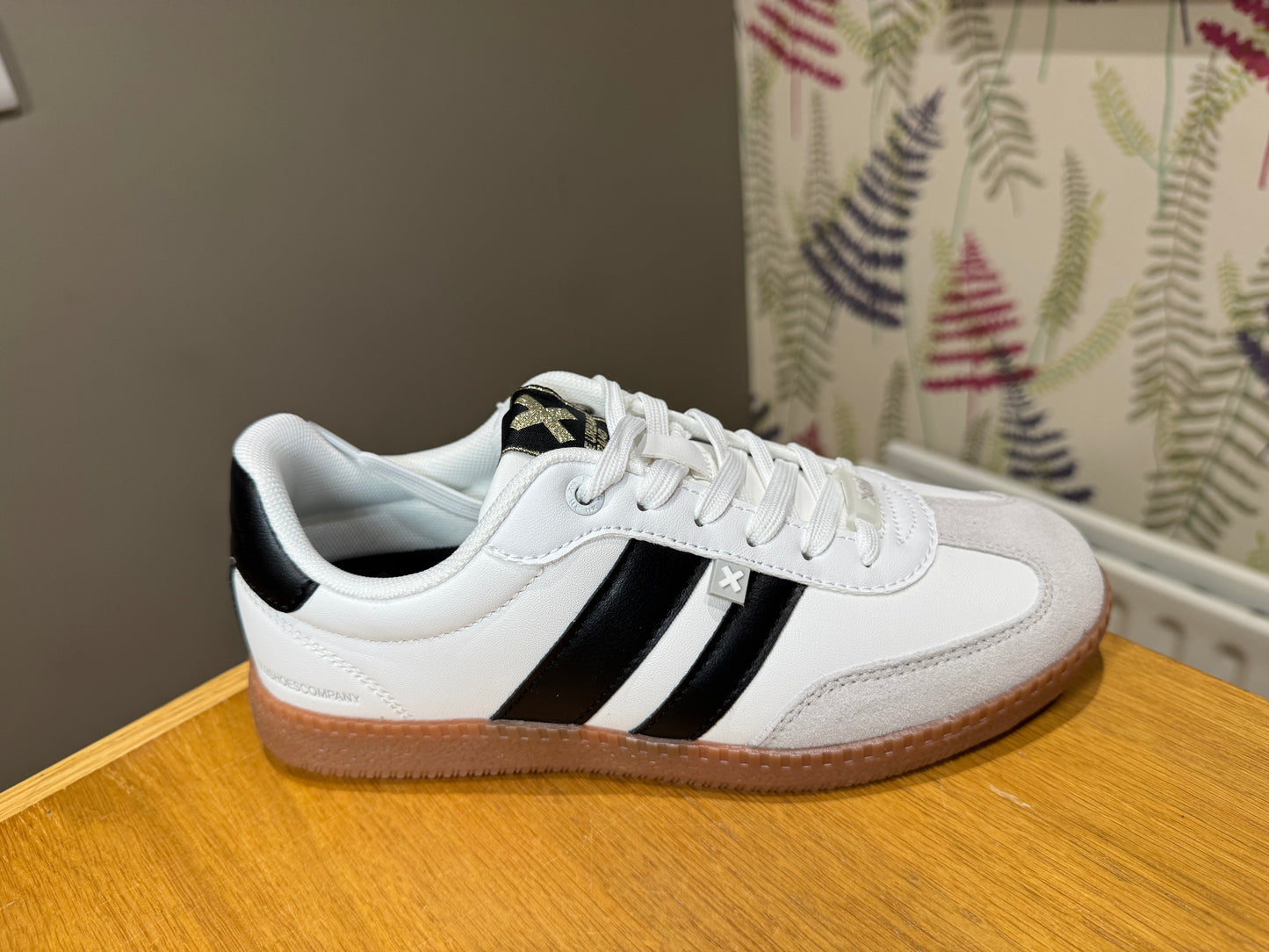 XTI White/Black Stripe Trainer