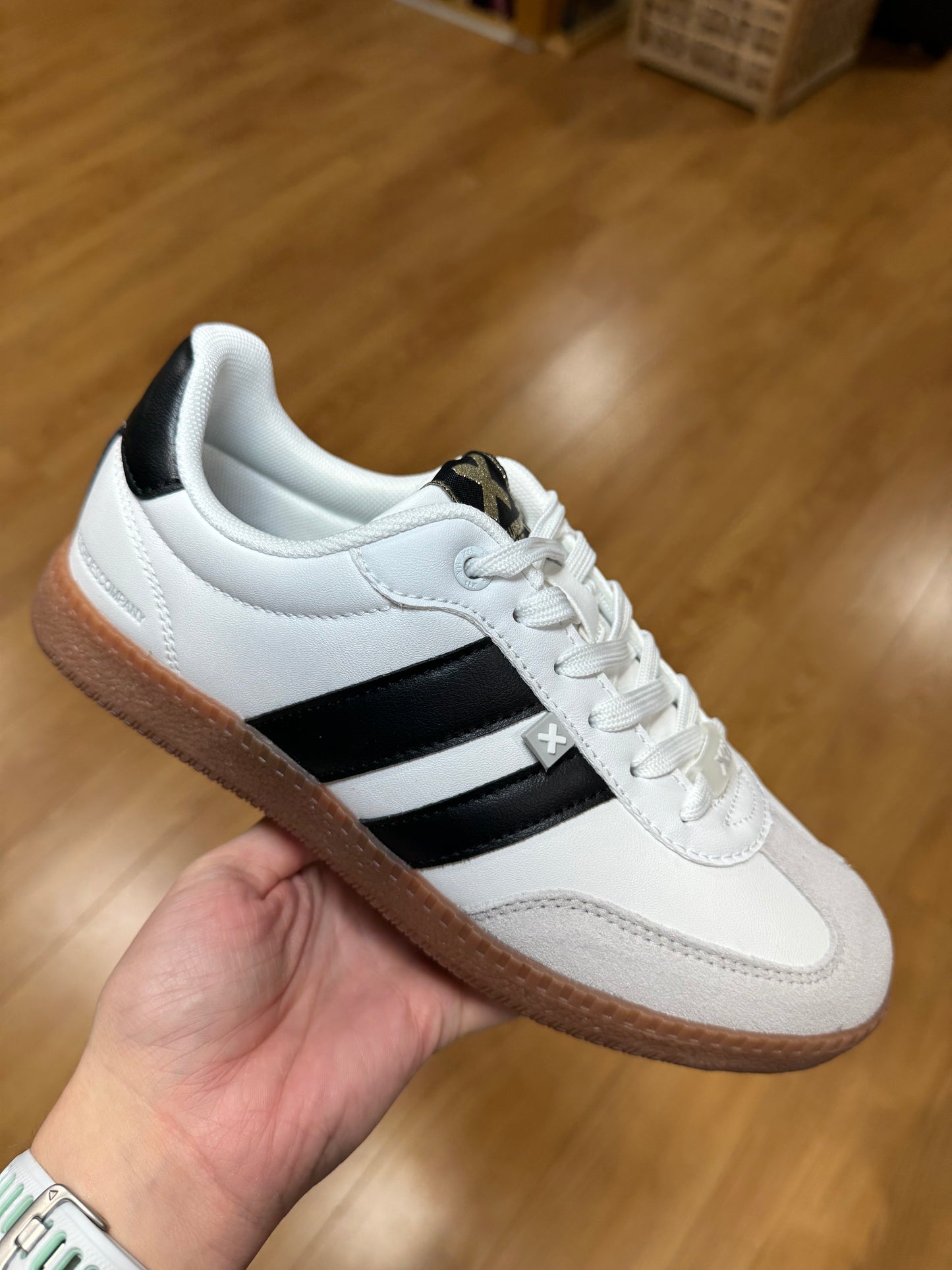 XTI White/Black Stripe Trainer