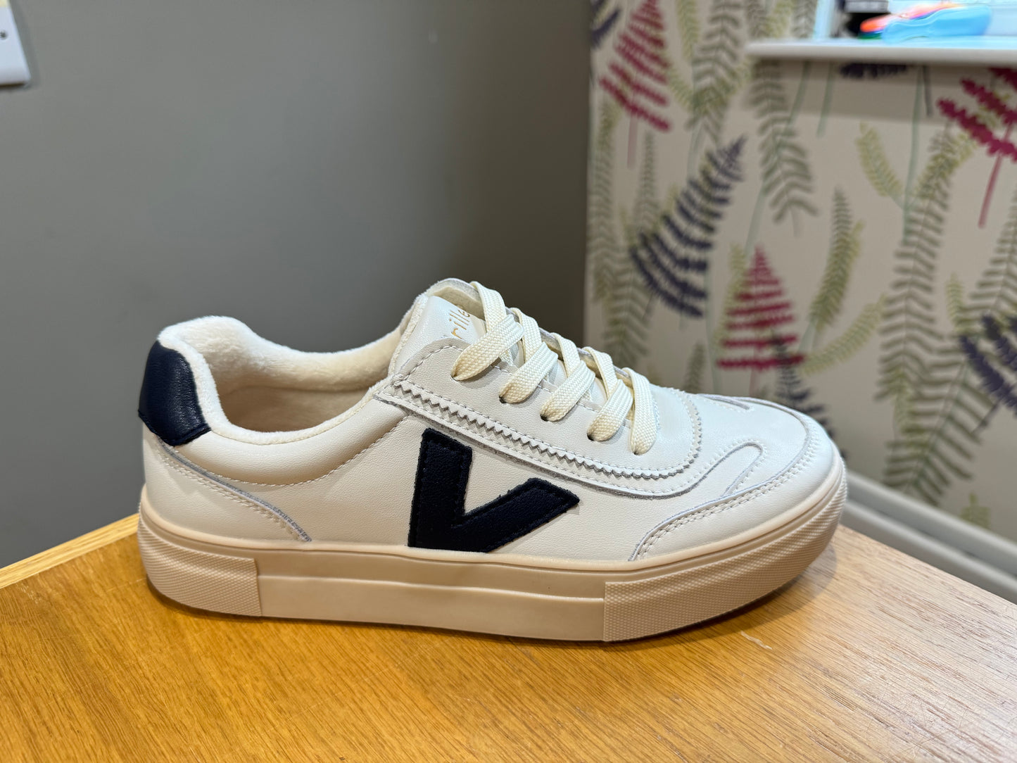 Drilleys Eighty Cream/Navy Trainer