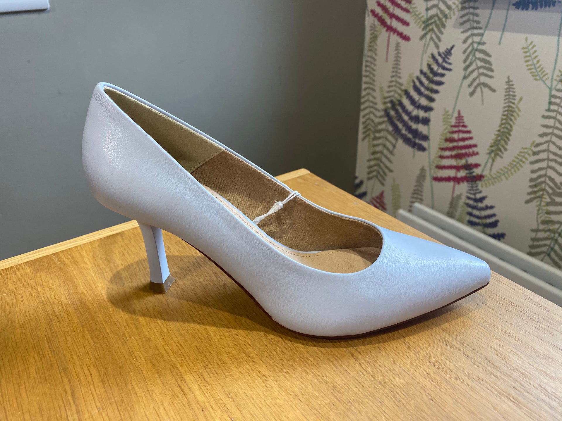 Light blue pointed outlet heels